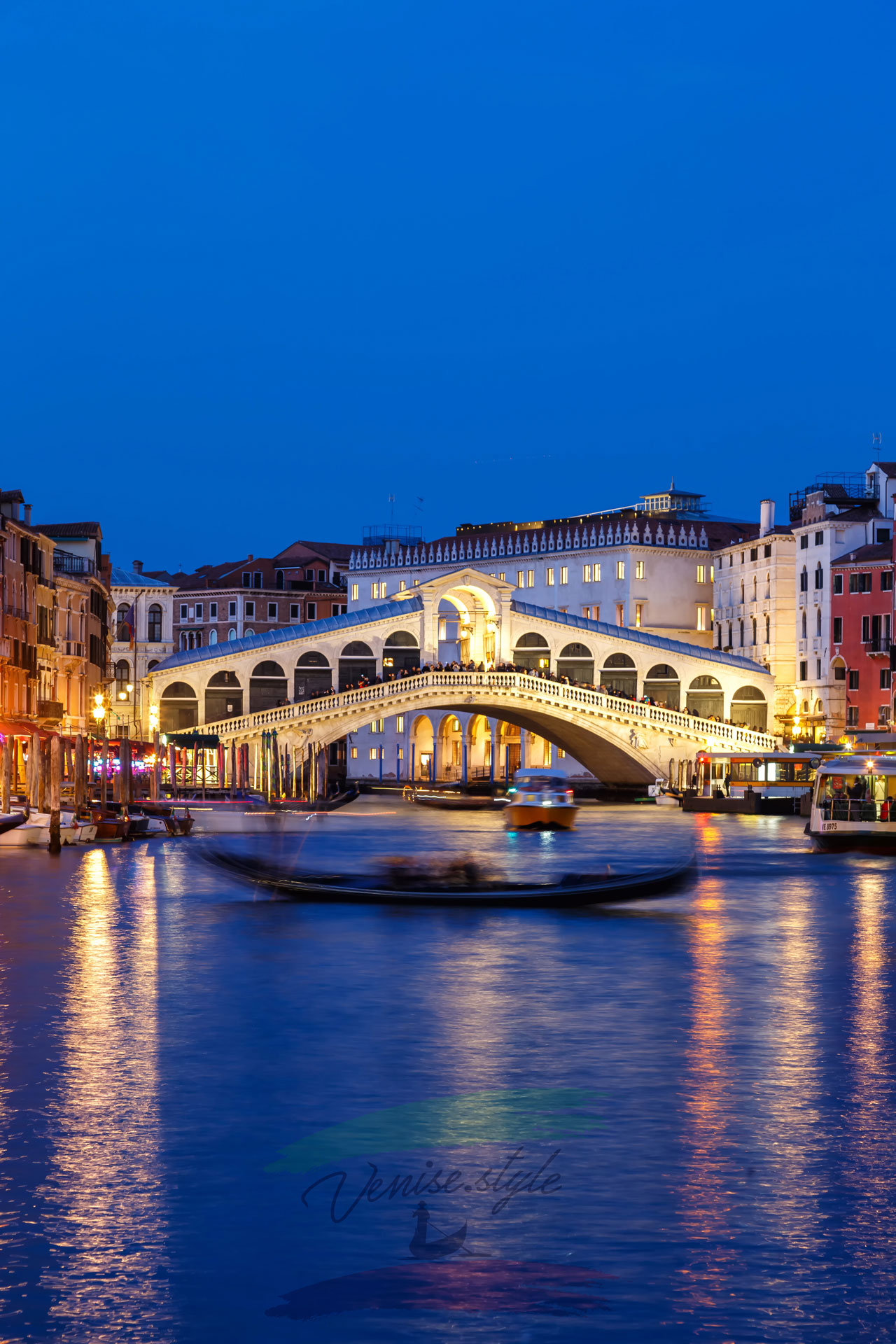 Pont du Rialto la nuit à Venise