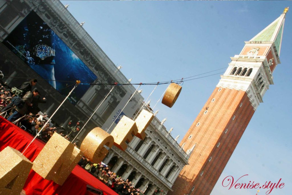 Vol de l'Ange au carnaval de Venise